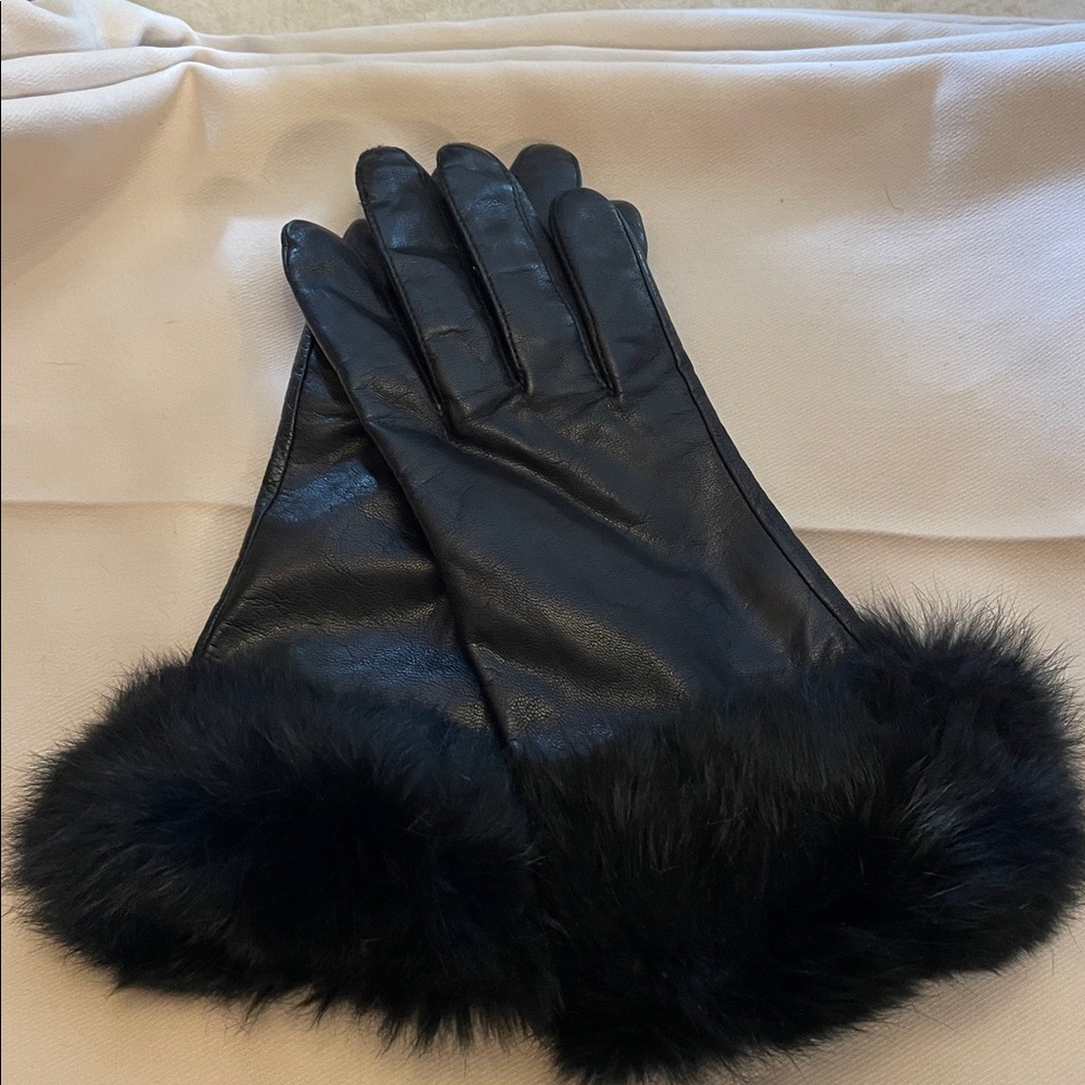 Elegant Black Leather Gloves with Faux Fur Trim